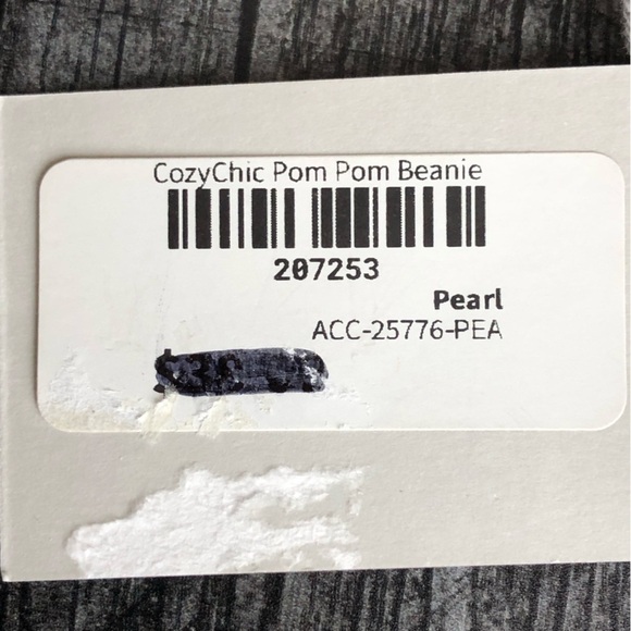Barefoot Dreams Cozy Chic Pom Pom Beanie Pearl One Size NWT - Picture 5 of 10